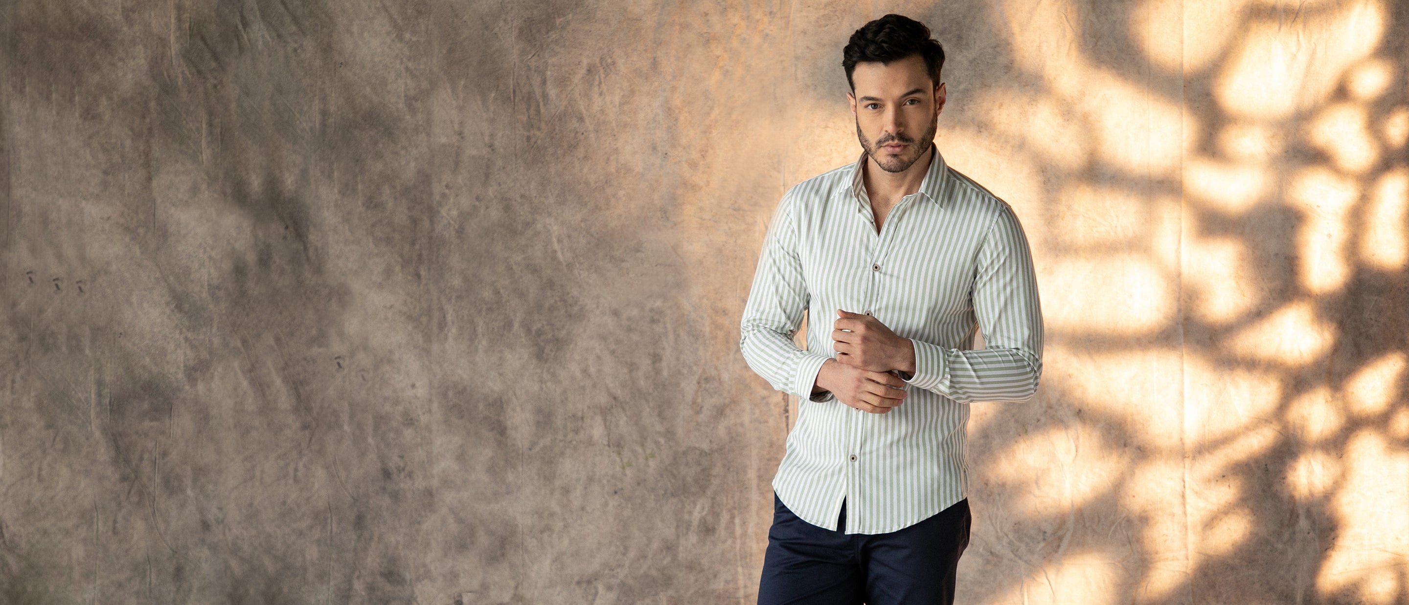#5 CAMISAS QUE TODO HOMBRE DEBERÍA TENER EN SU ARMARIO