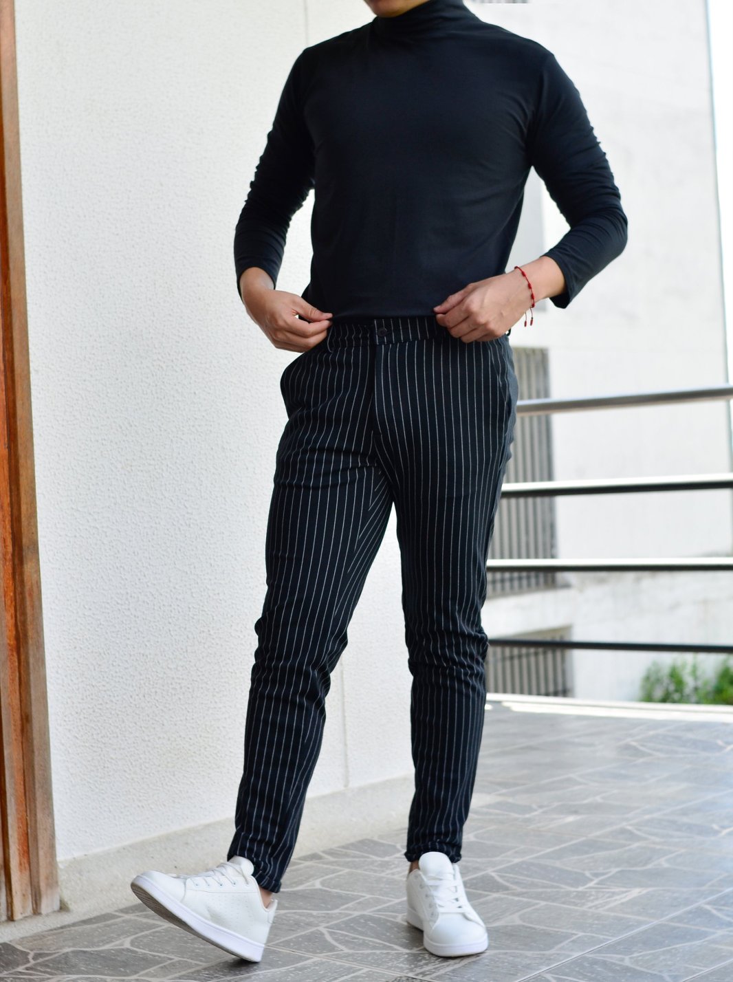 look de color sólido con detalles distintivos para hombre