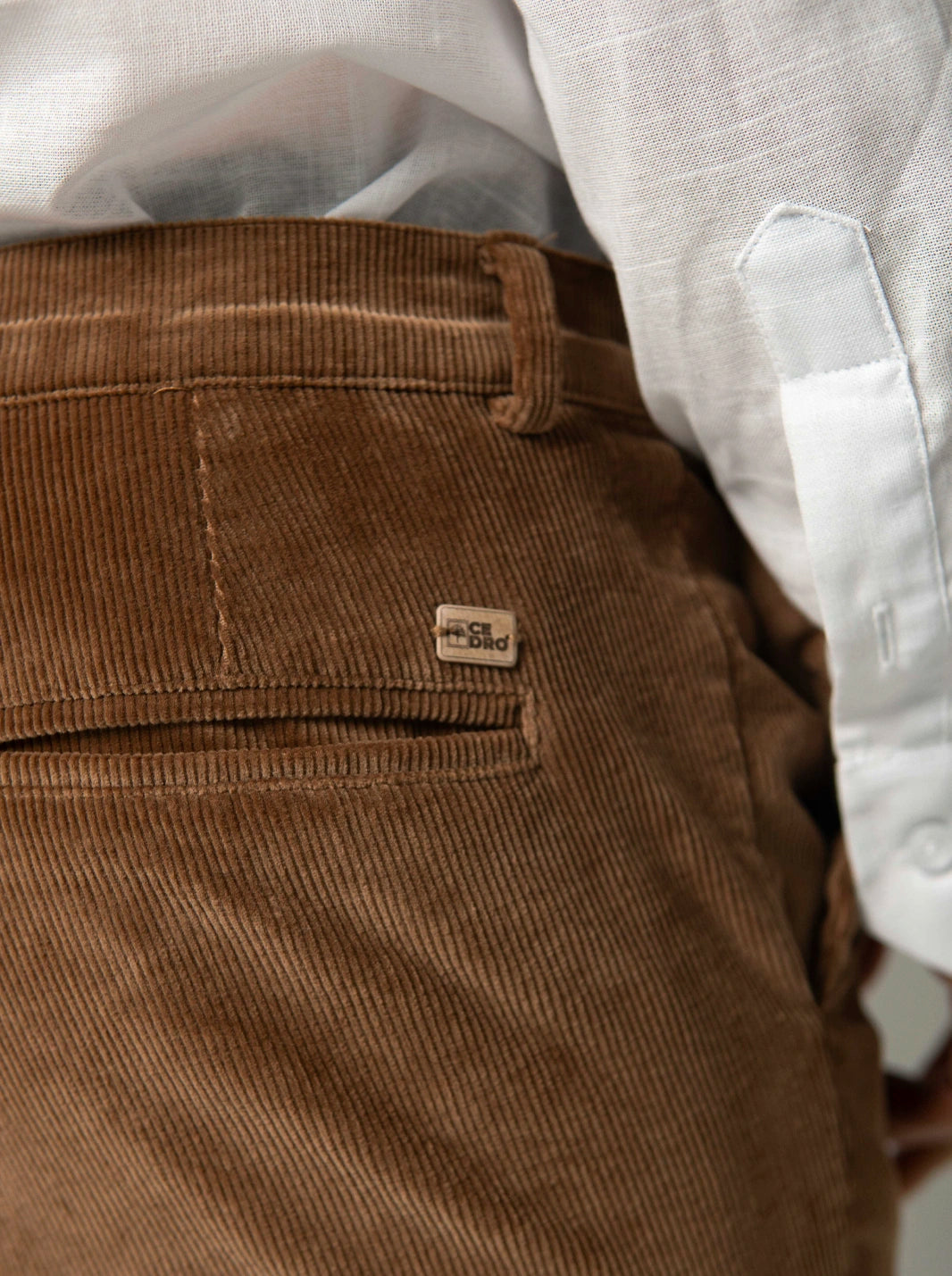 PANTALÓN DE PANA CON PRETINA CRUZADA | HOMBRE