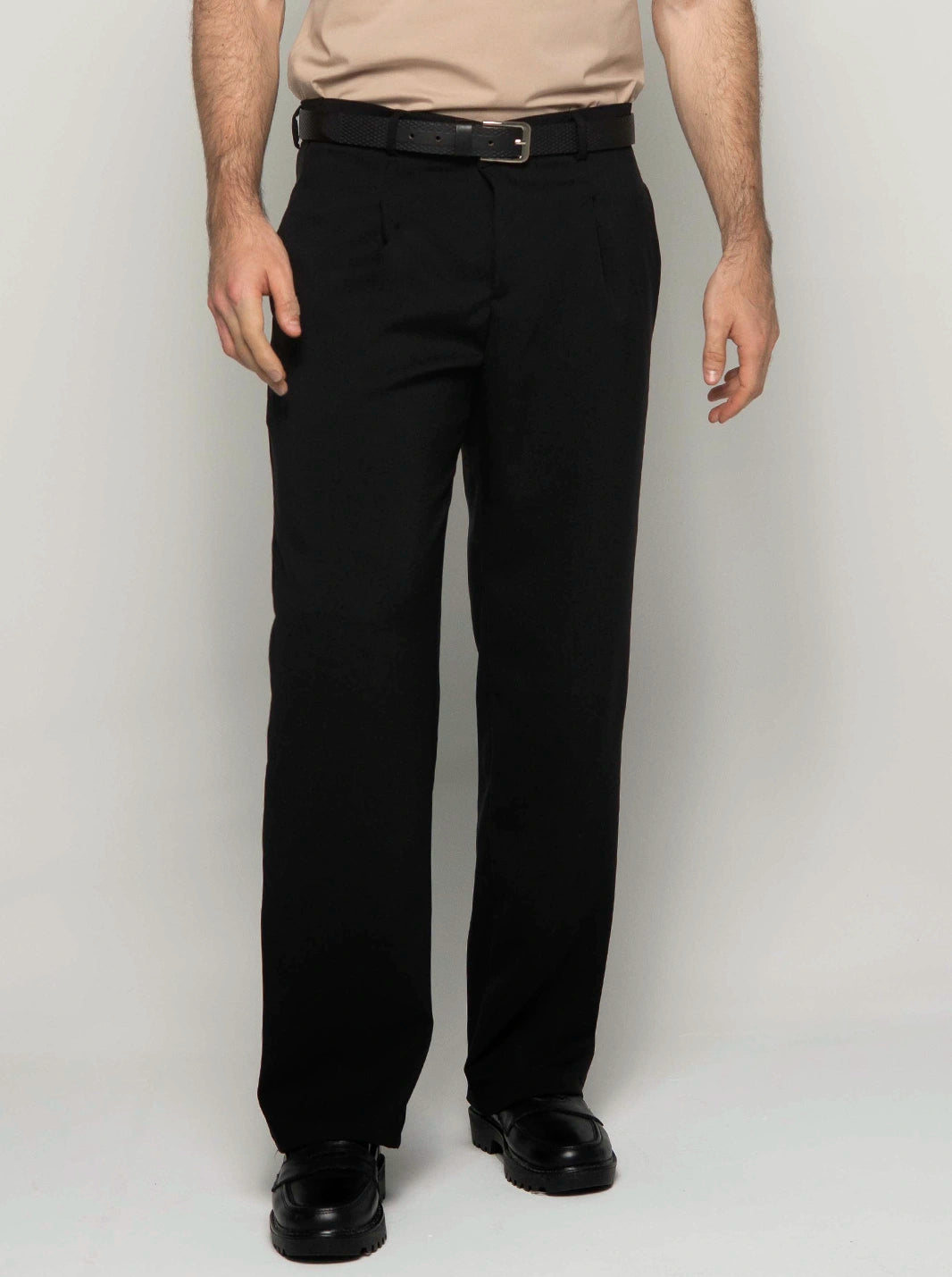 PANTALÓN DE VESTIR CON PINZAS | HOMBRE