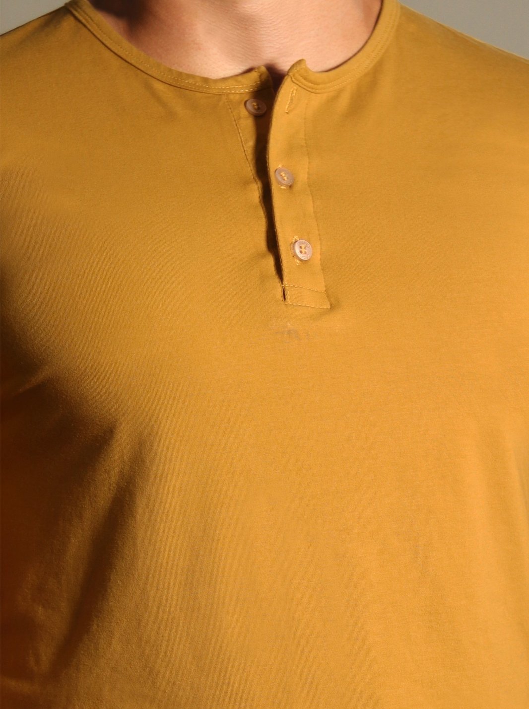 buzo manga larga cuello hanley para hombre color mostaza