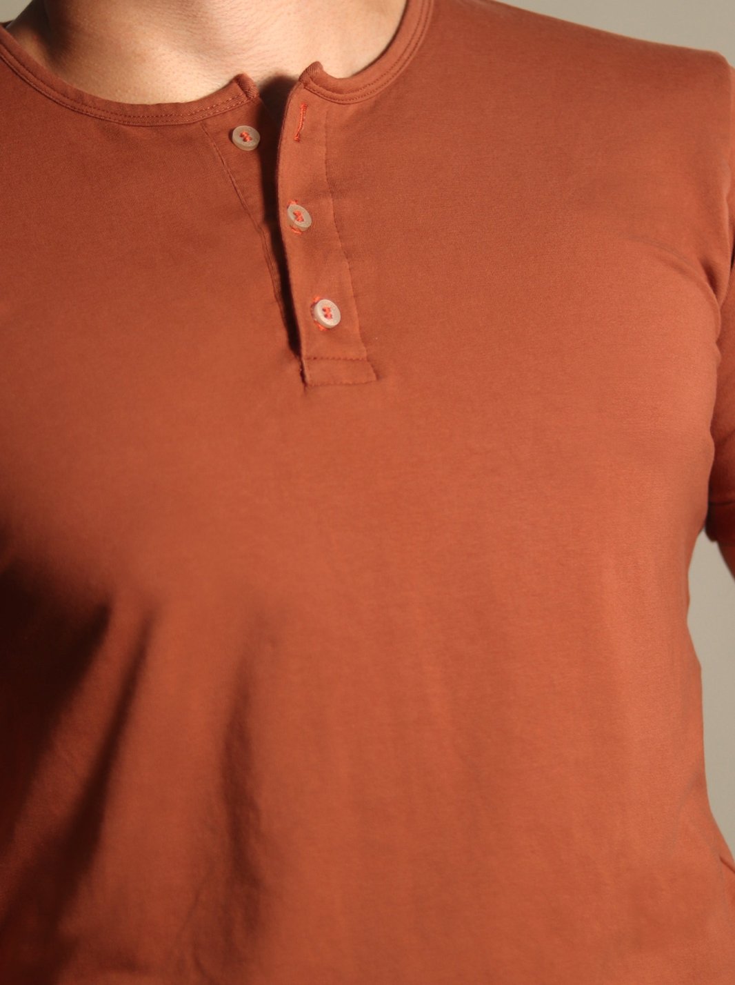 BUZO MANGA LARGA BOTONES FRONTALES