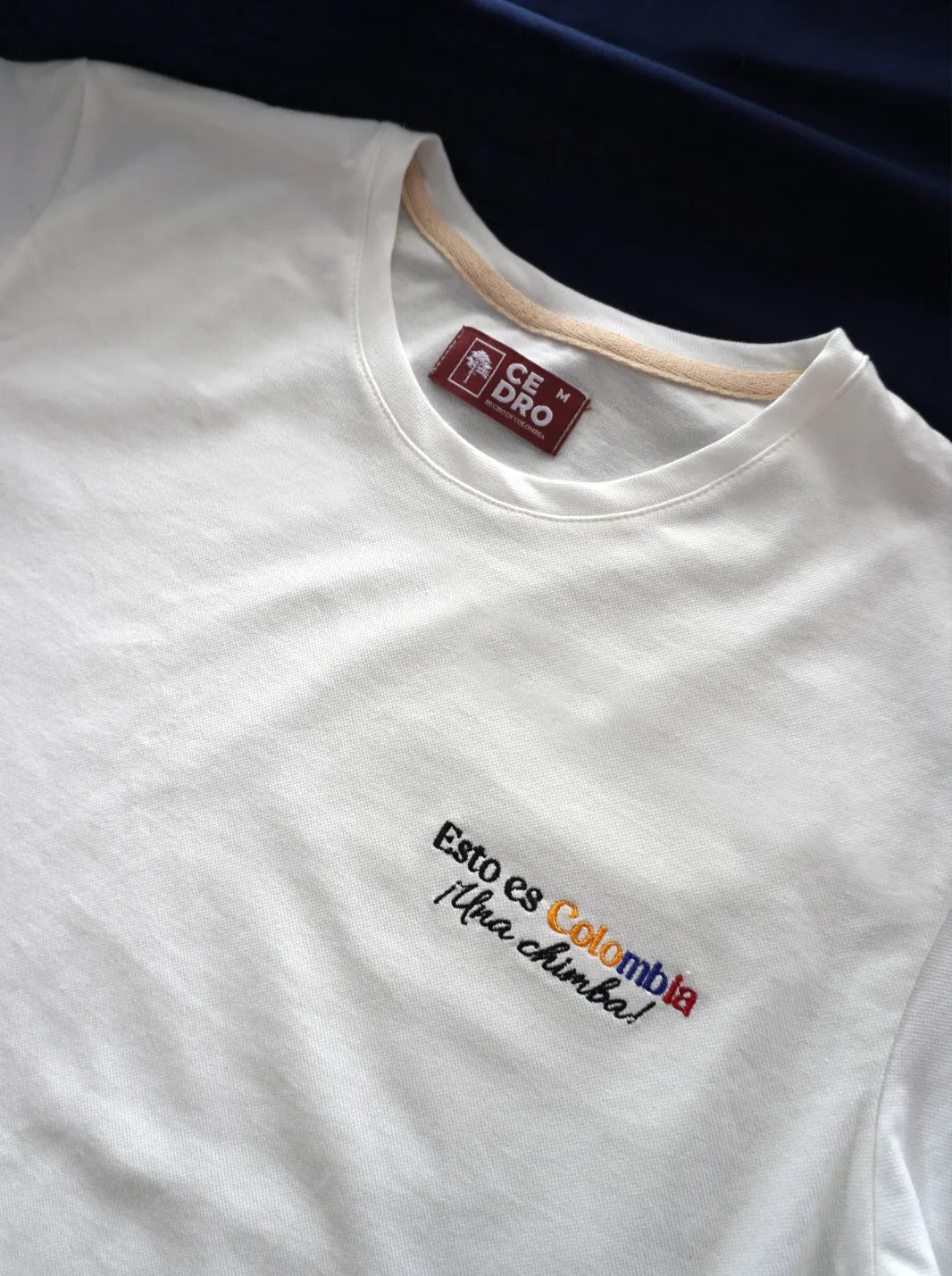 CAMISETA COLOMBIA BORDADA | EDICIÓN LIMITADA | ALGODÓN PIMA - PIQUÉ - CEDRO