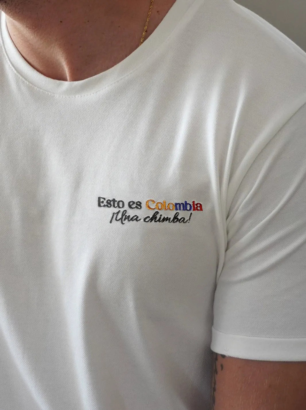 CAMISETA COLOMBIA BORDADA | EDICIÓN LIMITADA | ALGODÓN PIMA - PIQUÉ - CEDRO