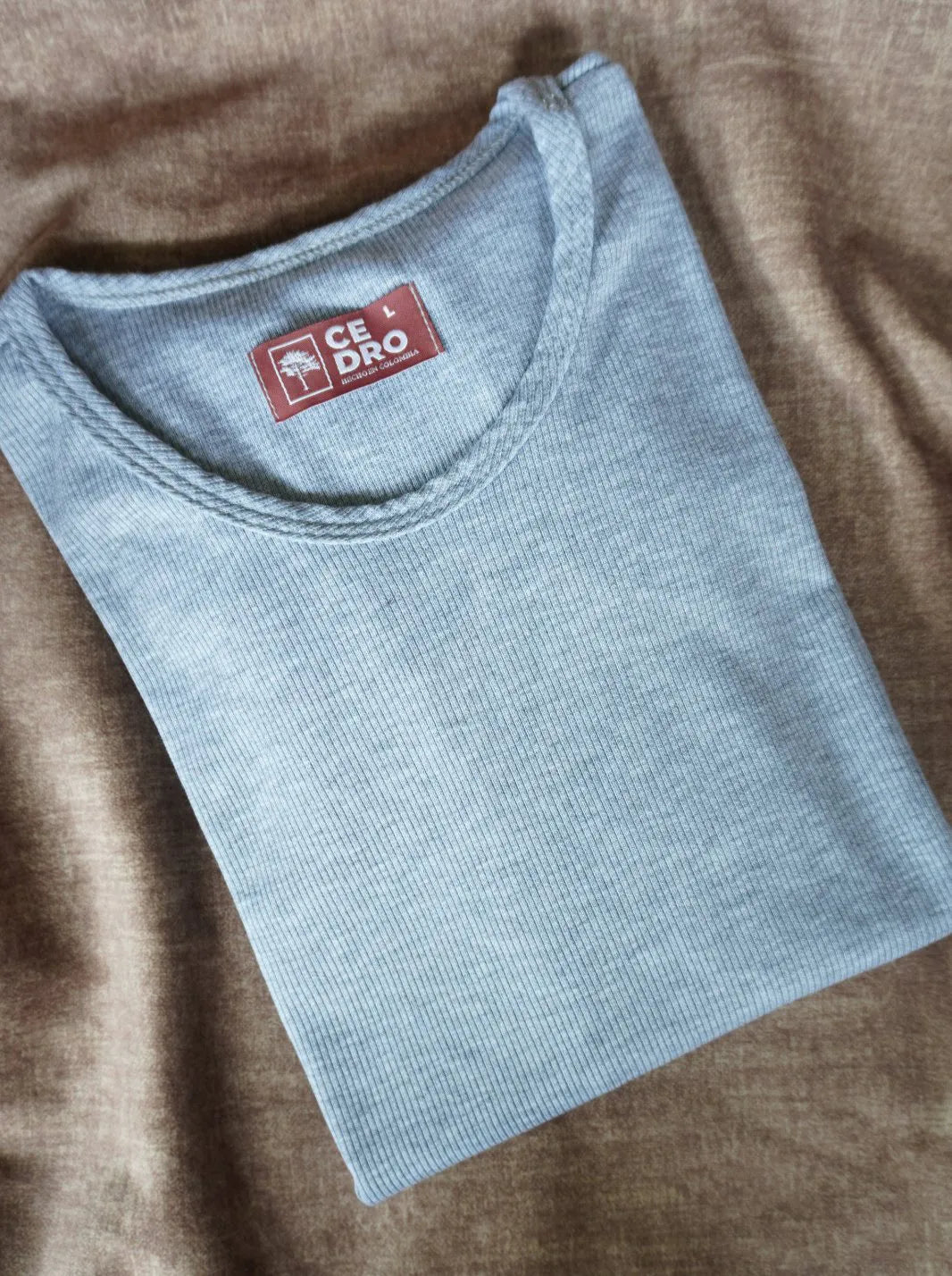 CAMISETA BÁSICA TECH | TECNOLOGÍA 0 PLANCHA - CEDRO