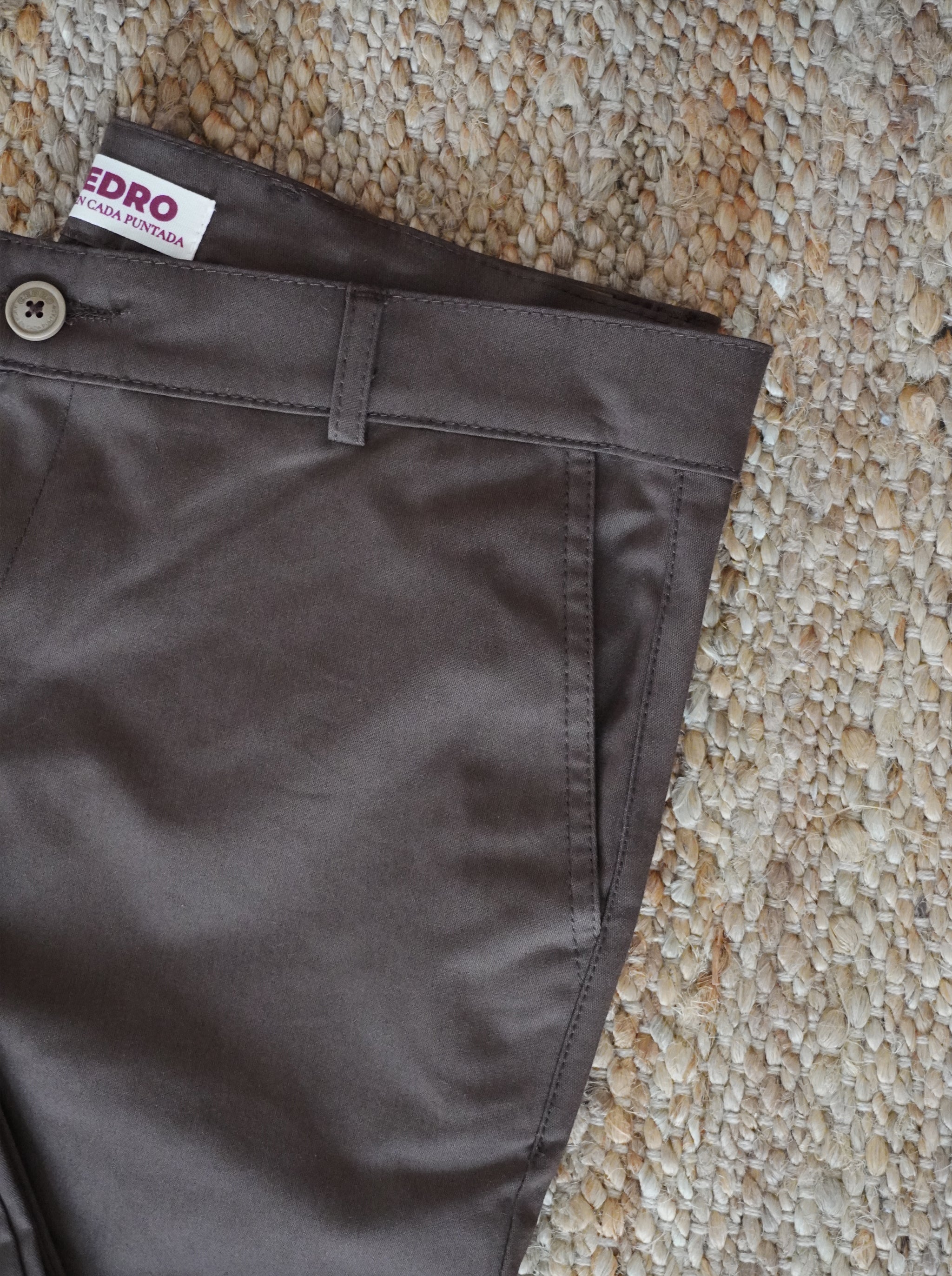 Pantalón de dril para hombres color chocolate, chino pants, moda masculina