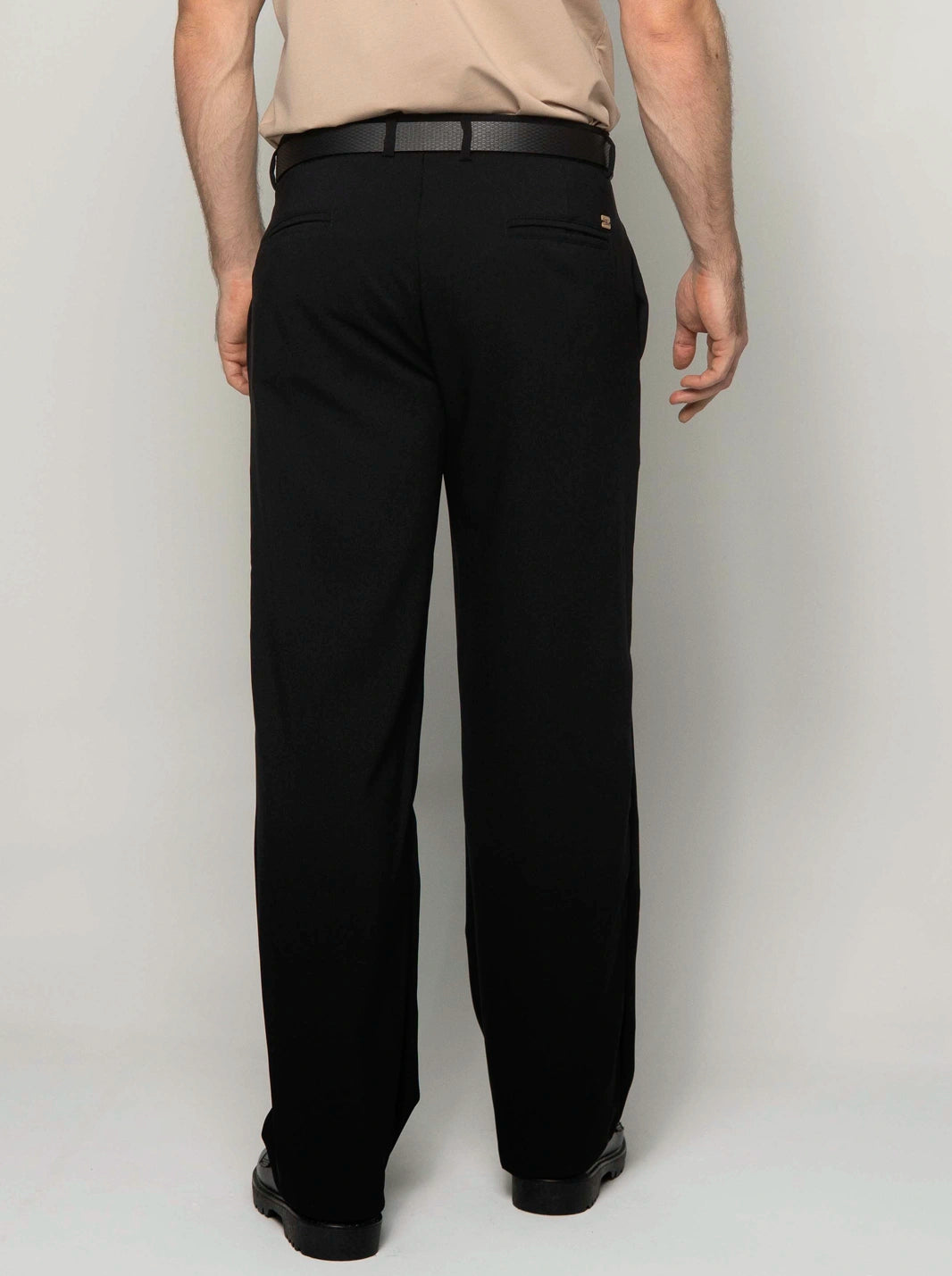 PANTALÓN DE VESTIR CON PINZAS | HOMBRE