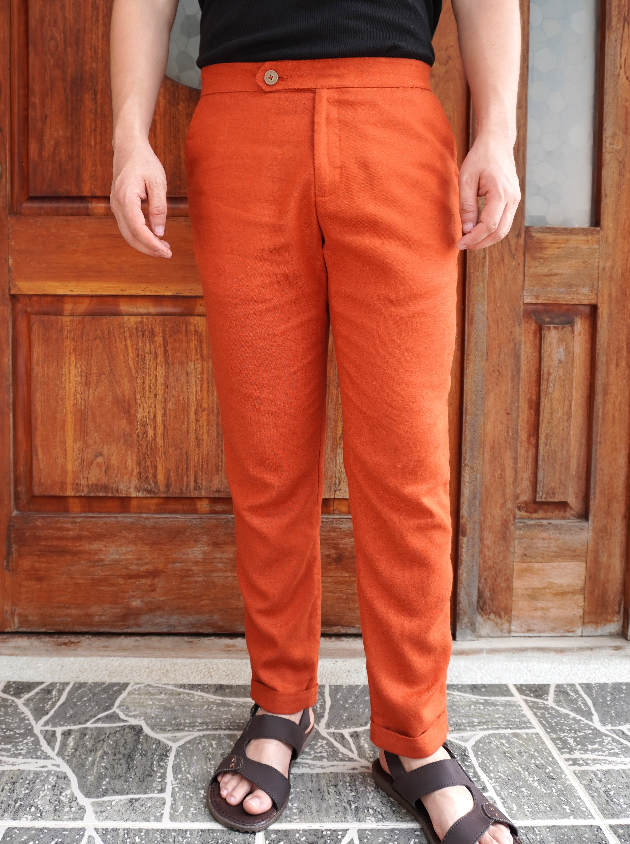 pantalón de verano tipo trousers en lino para hombre color terracota